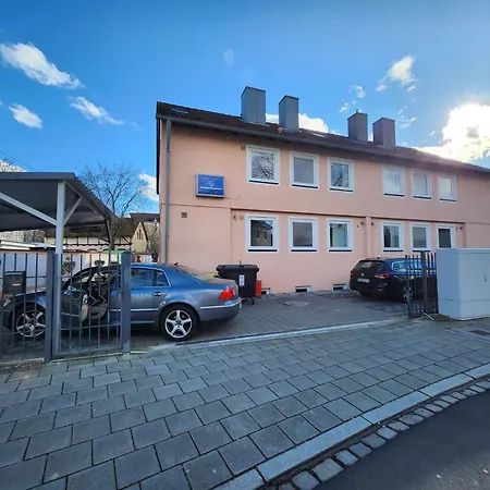 4 Bett Zimmer 1 *